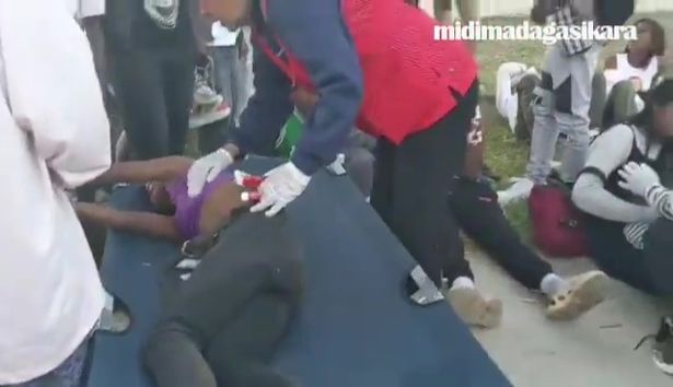 Giẫm đạp ở sân vận động Madagascar, hơn 100 người thương vong - Ảnh 2.