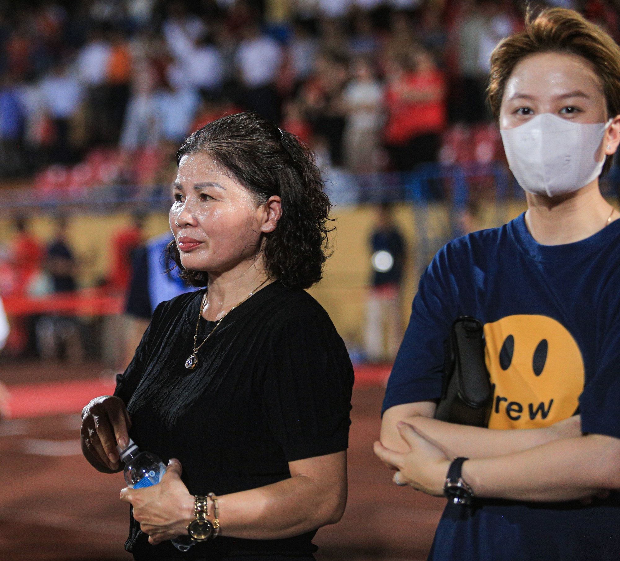Bố mẹ Quang Hải đứng đợi mãi vẫn không được chụp ảnh mừng chức vô địch với con trai - Ảnh 1.
