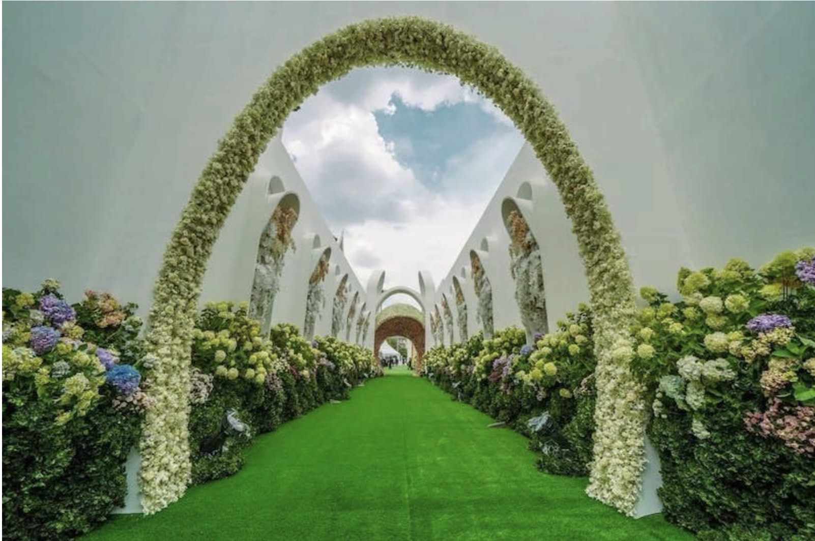 Choáng ngợp trước đám tang xa xỉ của tài phiệt siêu giàu Thái Lan: Phủ kín hoa tươi như &quot;khu vườn thiên đàng&quot; - Ảnh 6.