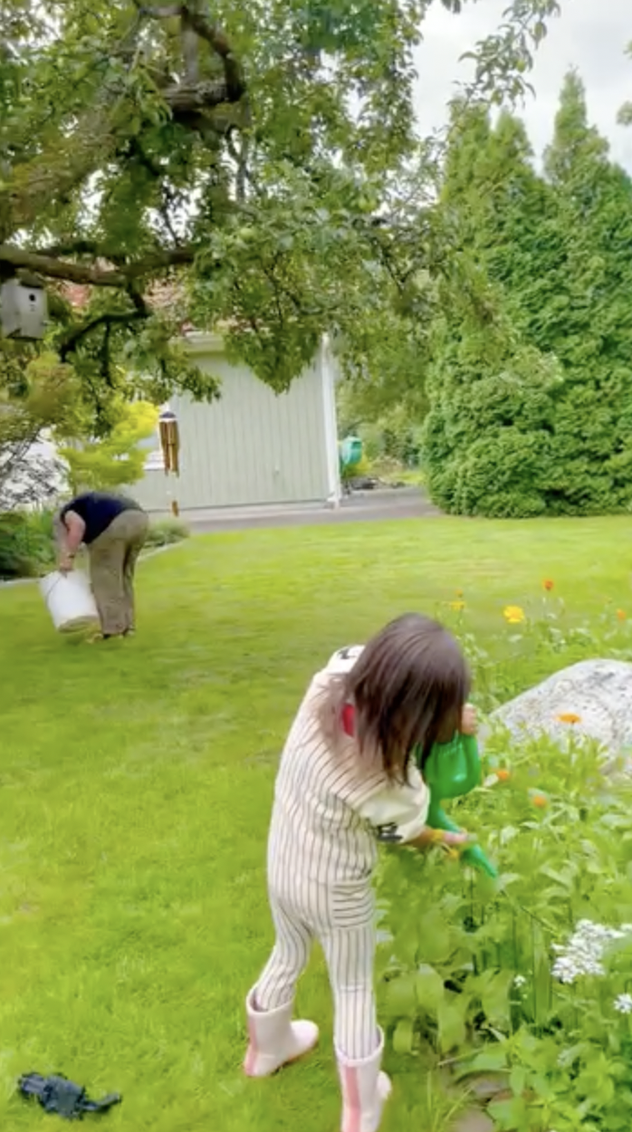 Nhà bố mẹ chồng Hà Hồ ở Thụy Điển: Rộng mênh mông như công viên!