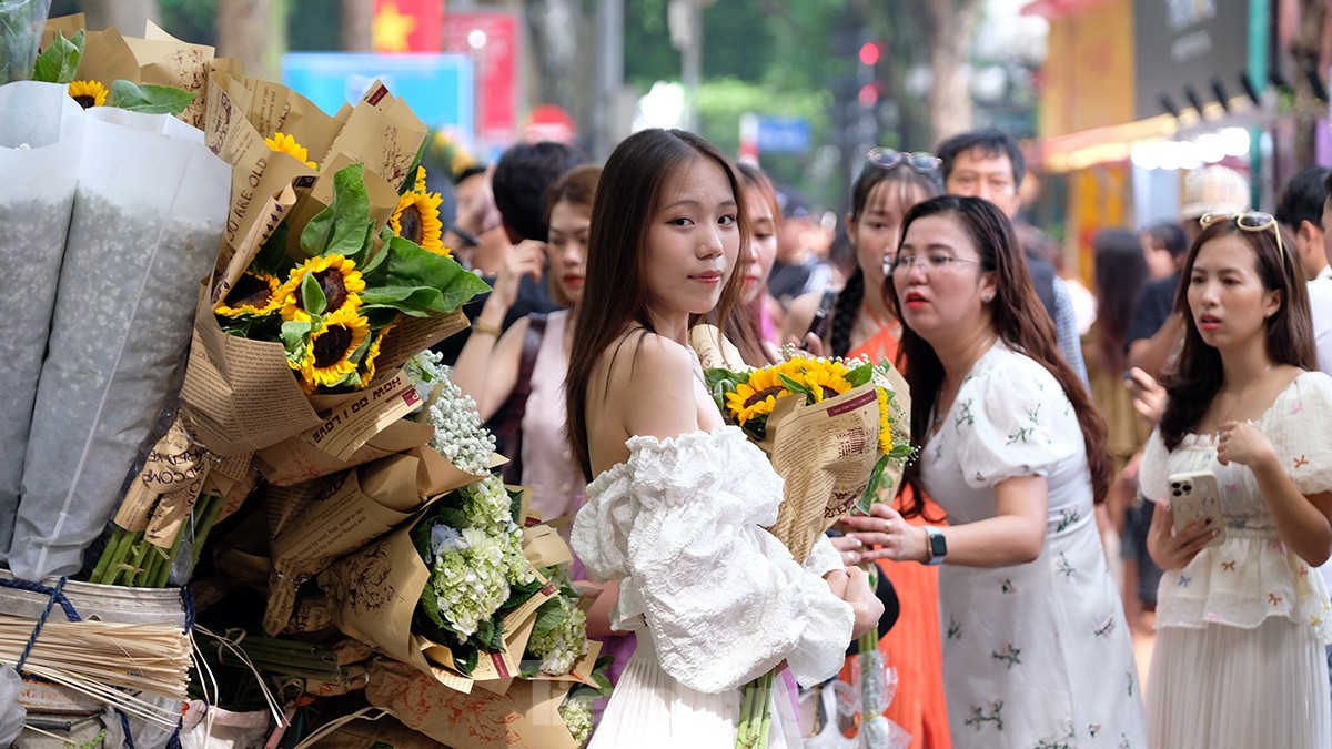 'Phố mùa thu đẹp nhất Hà Nội' chật cứng người đổ về check-in - Ảnh 4.