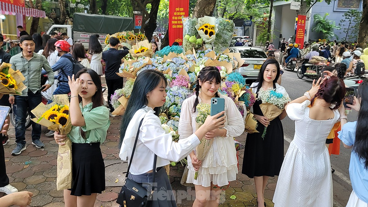 'Phố mùa thu đẹp nhất Hà Nội' chật cứng người đổ về check-in - Ảnh 5.