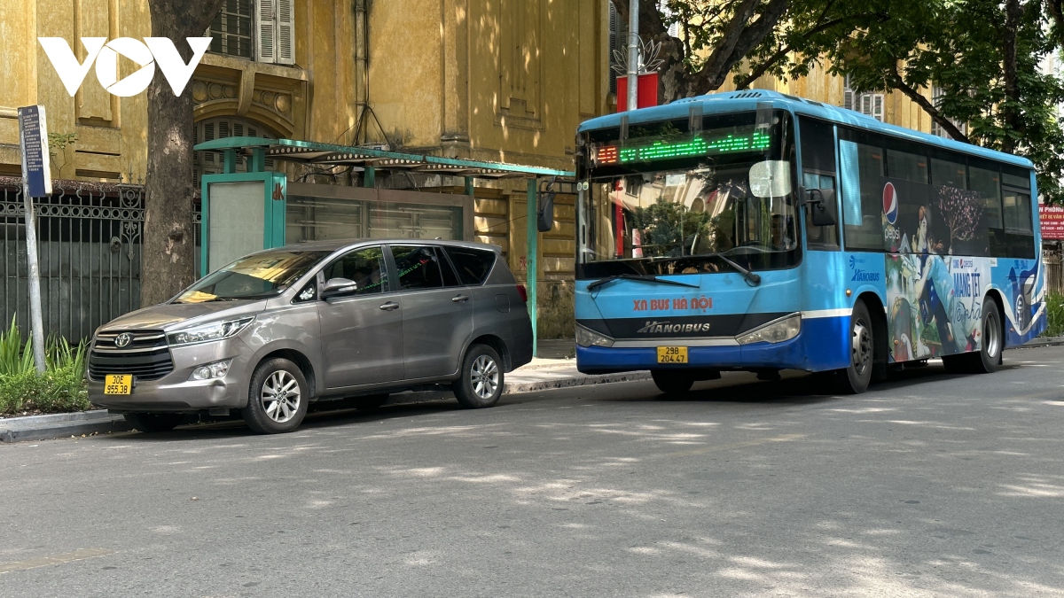 Điểm dừng xe buýt bị chiếm chỗ, hành khách ngao ngán - Ảnh 11.