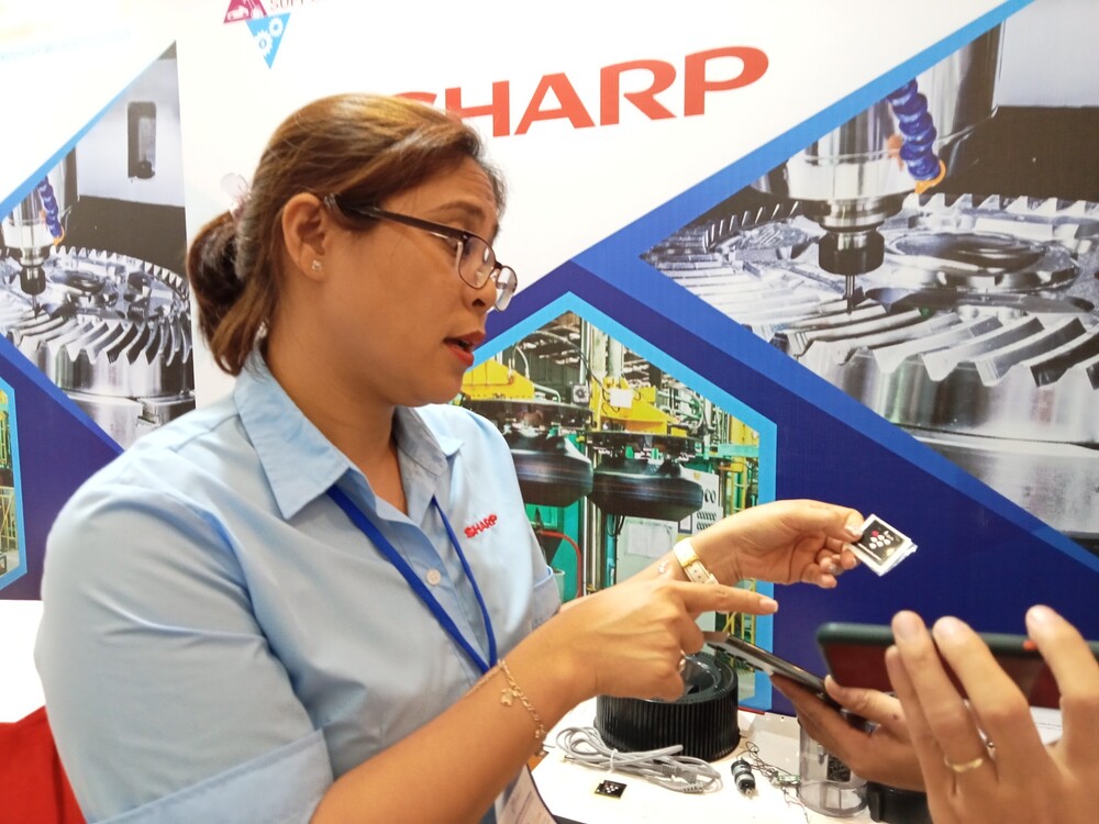 Sharp 'đỏ mắt' tìm nhà cung ứng linh kiện sản xuất ở Việt Nam - Ảnh 1.