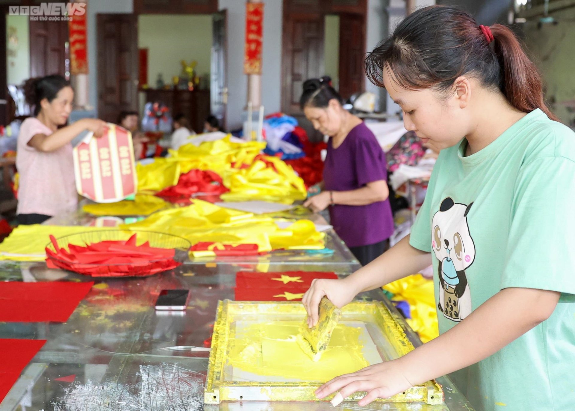 Làng may cờ Tổ quốc tất bật ngày đêm sản xuất phục vụ dịp lễ Quốc khánh 2/9 - Ảnh 2.