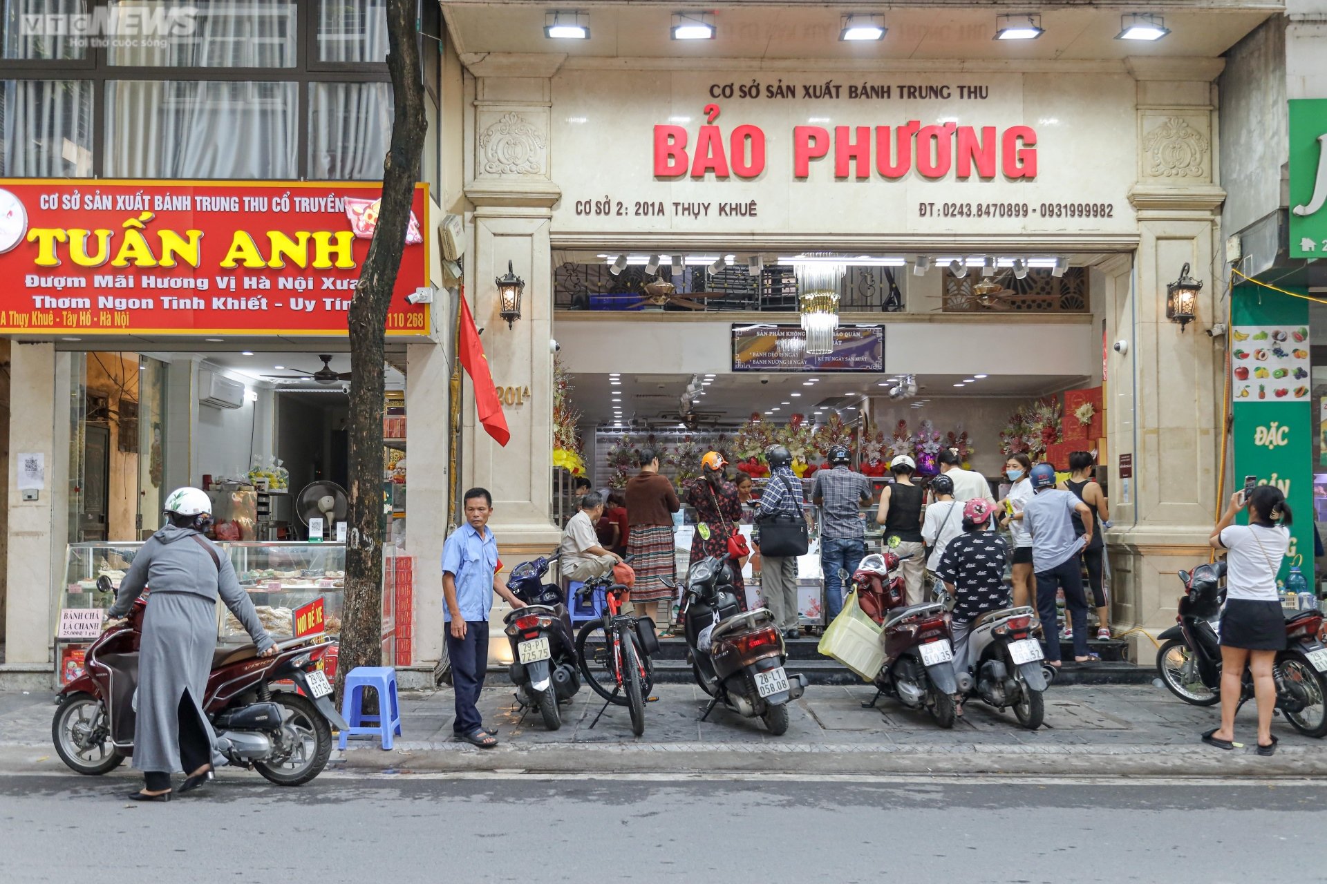 Thị trường bánh Trung thu Hà Nội: Nơi xếp hàng chờ, nơi vắng bóng khách mua - Ảnh 1.