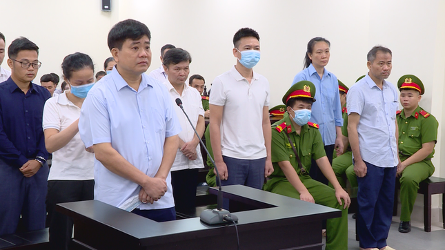 Vụ 'thổi giá cây xanh': Cựu Chủ tịch Hà Nội Nguyễn Đức Chung bị tuyên phạt 18 tháng tù - Ảnh 1.