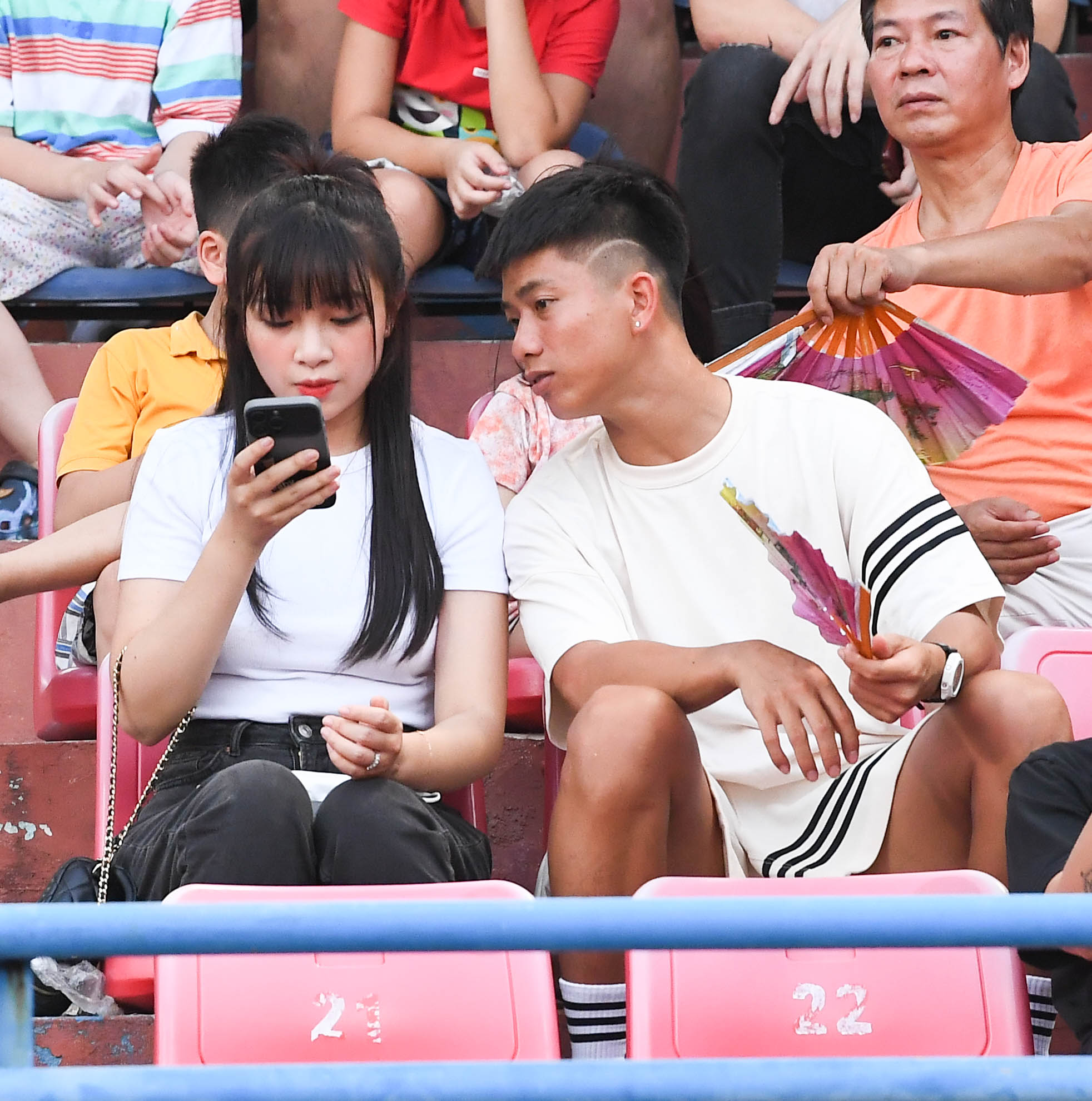 Phan Văn Đức vừa quạt cho vợ vừa theo dõi CLB Công an Hà Nội thi đấu - Ảnh 3.