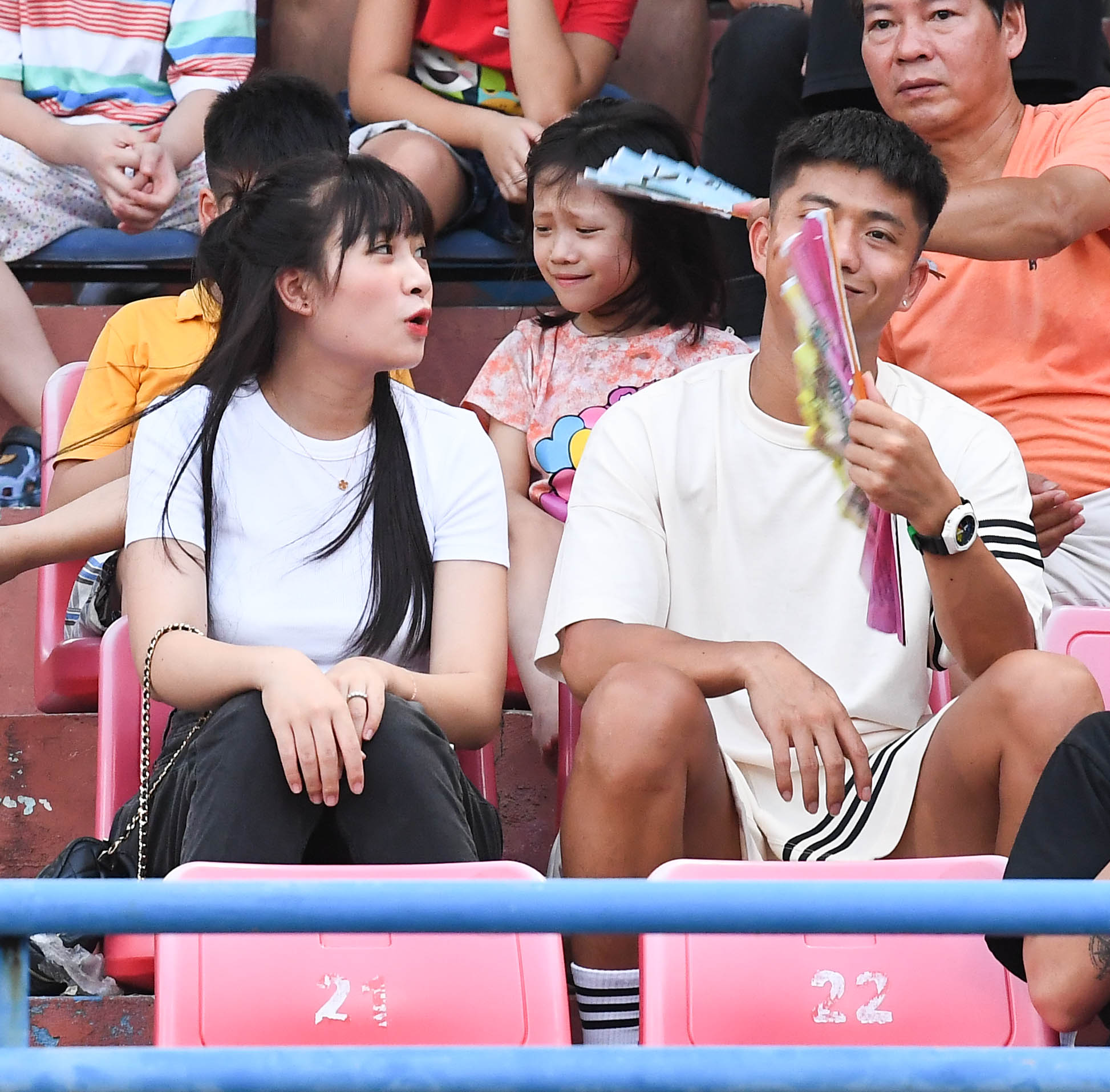 Phan Văn Đức vừa quạt cho vợ vừa theo dõi CLB Công an Hà Nội thi đấu - Ảnh 2.
