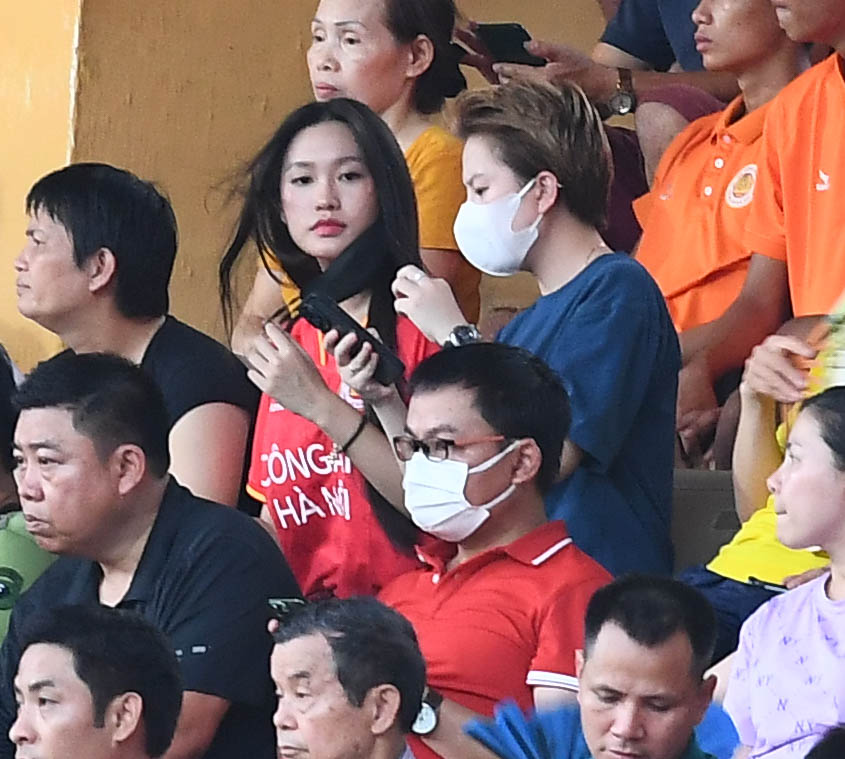 Phan Văn Đức vừa quạt cho vợ vừa theo dõi CLB Công an Hà Nội thi đấu - Ảnh 11.