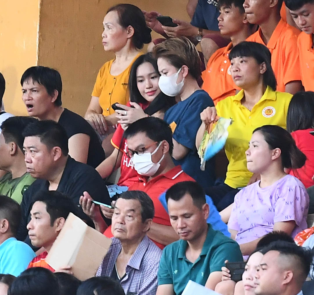 Phan Văn Đức vừa quạt cho vợ vừa theo dõi CLB Công an Hà Nội thi đấu - Ảnh 12.