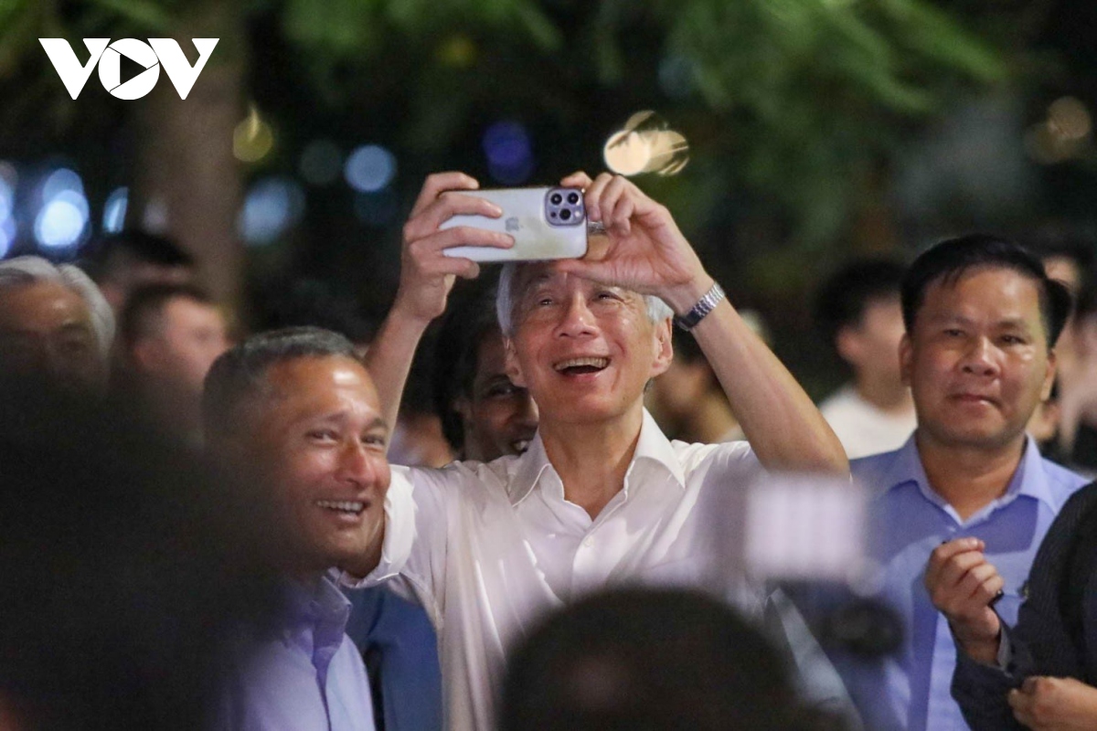 Thủ tướng Singapore Lý Hiển Long dạo phố đi bộ Hồ Gươm, thăm đền Ngọc Sơn - Ảnh 2.