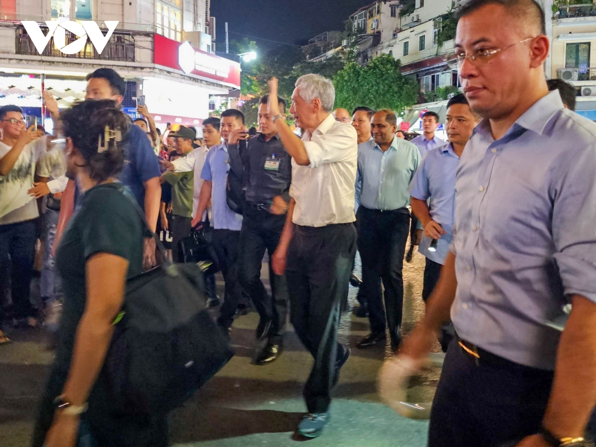 Thủ tướng Singapore Lý Hiển Long dạo phố đi bộ Hồ Gươm, thăm đền Ngọc Sơn - Ảnh 1.