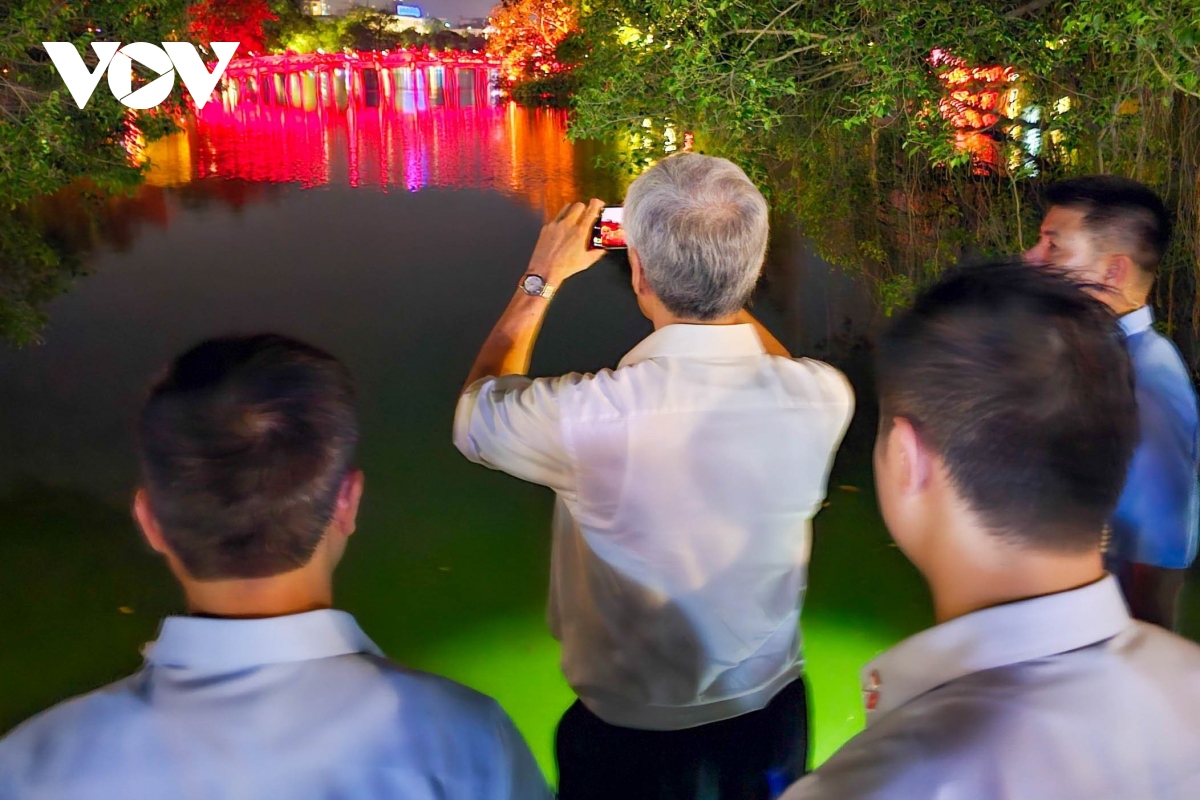 Thủ tướng Singapore Lý Hiển Long dạo phố đi bộ Hồ Gươm, thăm đền Ngọc Sơn - Ảnh 3.