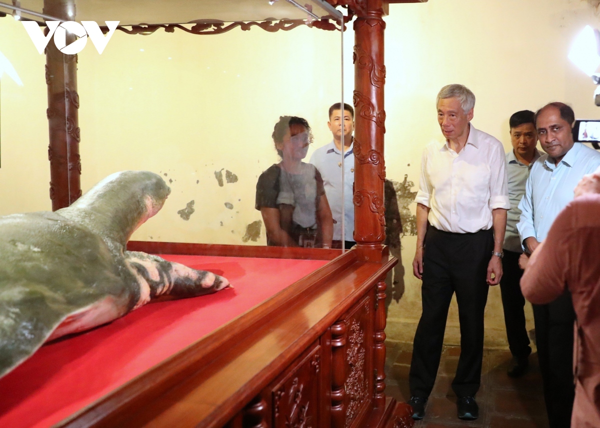 Thủ tướng Singapore Lý Hiển Long dạo phố đi bộ Hồ Gươm, thăm đền Ngọc Sơn - Ảnh 4.