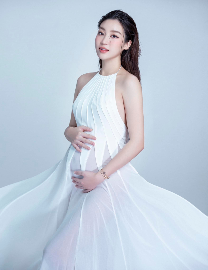 Hoa hậu Đỗ Mỹ Linh lần đầu công bố ảnh mang thai con đầu lòng: Nhan sắc phu nhân hào môn đỉnh chóp! - Ảnh 2.