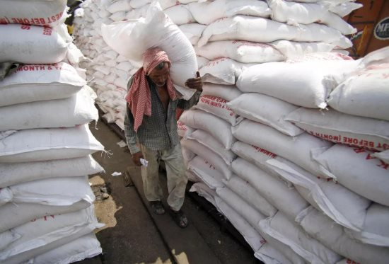 Sau Ấn Độ, thêm một quốc gia châu Á bất ngờ tuyên bố cấm xuất khẩu đường dù vụ mía bội thu, giá đường tăng kỷ lục - Ảnh 1.