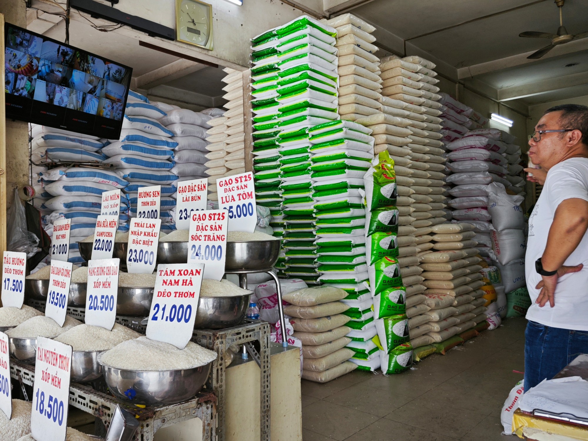 Chủ tịch UBND TP HCM có chỉ đạo nóng về giá gạo  - Ảnh 1.