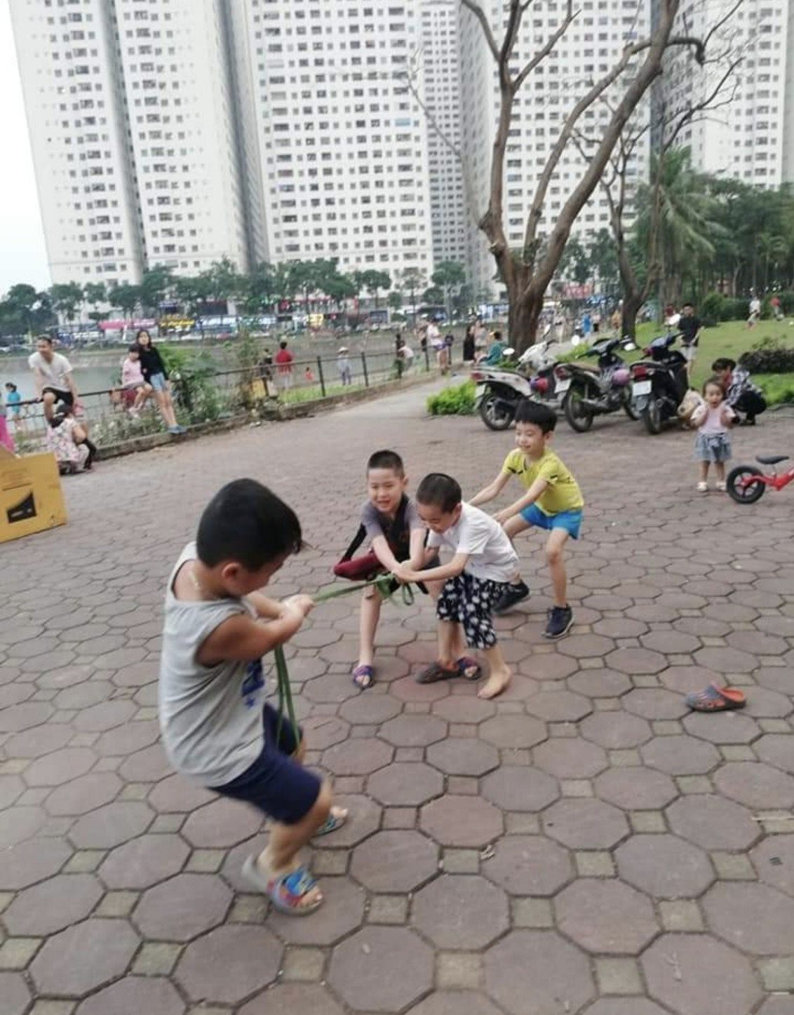 HH Linh Đàm: Kỷ lục mật độ dân số đông nhất Hà Nội, nhà không sổ đỏ...nhưng cư dân vẫn có những 