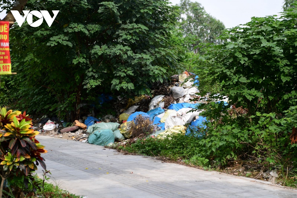 Vỉa hè nhiều tuyến đường ở Hà Nội ngập trong rác - Ảnh 12.