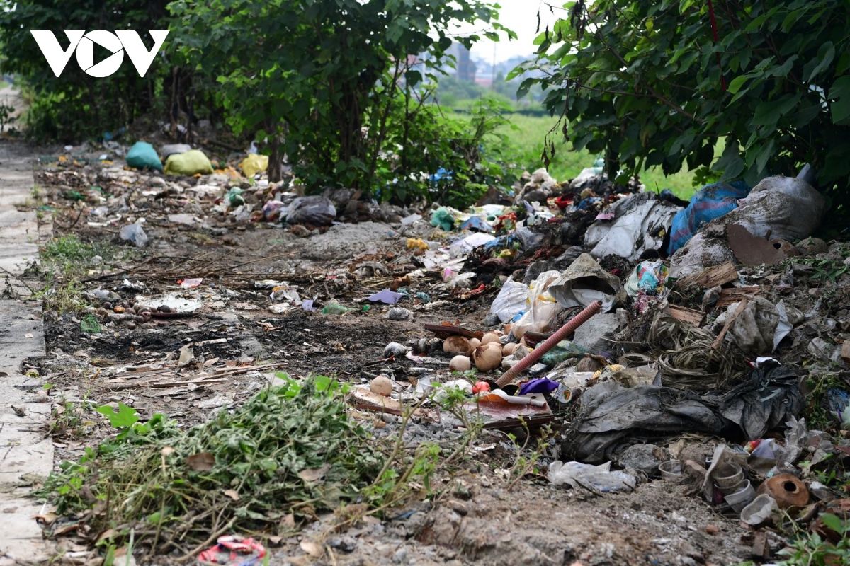 Vỉa hè nhiều tuyến đường ở Hà Nội ngập trong rác - Ảnh 18.
