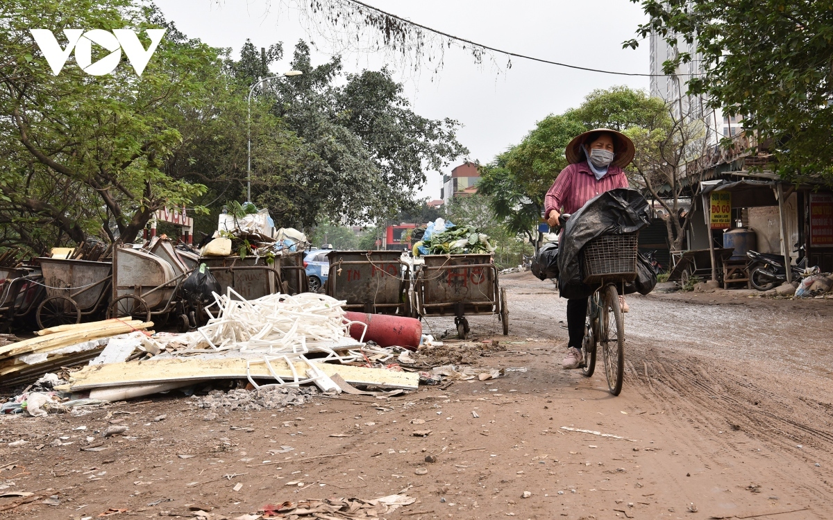 Vỉa hè nhiều tuyến đường ở Hà Nội ngập trong rác - Ảnh 1.