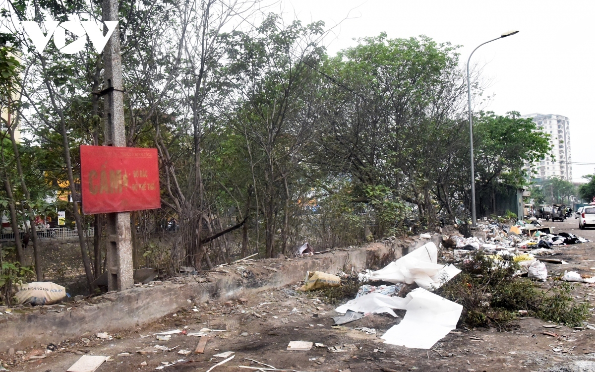 Vỉa hè nhiều tuyến đường ở Hà Nội ngập trong rác - Ảnh 15.