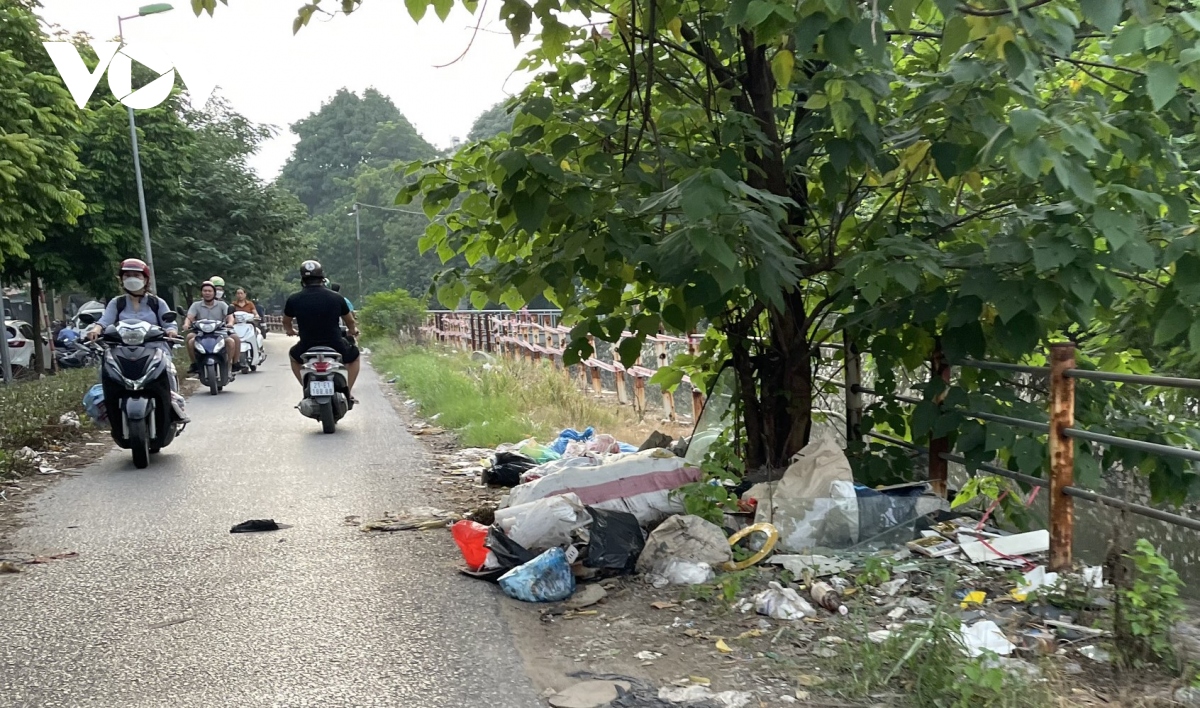 Vỉa hè nhiều tuyến đường ở Hà Nội ngập trong rác - Ảnh 16.