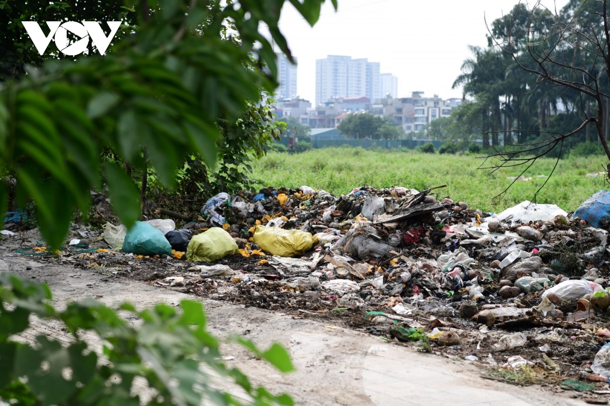 Vỉa hè nhiều tuyến đường ở Hà Nội ngập trong rác - Ảnh 5.
