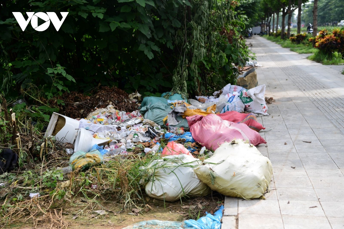 Vỉa hè nhiều tuyến đường ở Hà Nội ngập trong rác - Ảnh 6.
