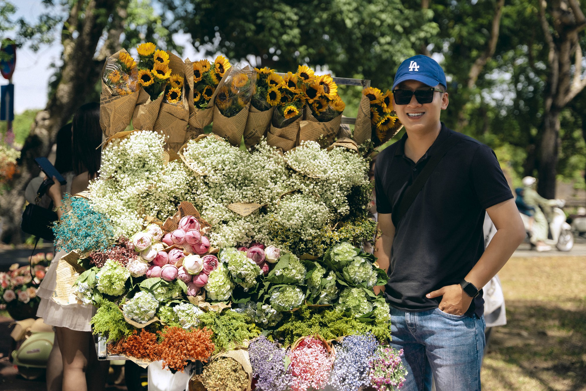 Giới trẻ tại Huế hào hứng với trào lưu checkin cùng xe hoa &quot;chở đầy&quot; mùa thu Hà Nội - Ảnh 14.