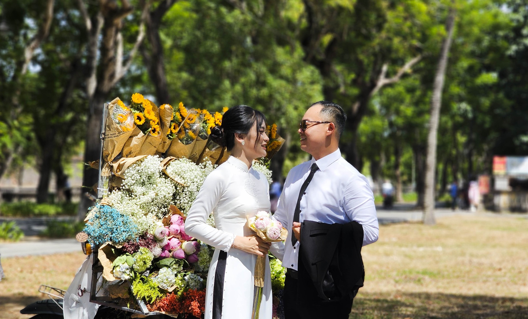 Giới trẻ tại Huế hào hứng với trào lưu checkin cùng xe hoa &quot;chở đầy&quot; mùa thu Hà Nội - Ảnh 12.