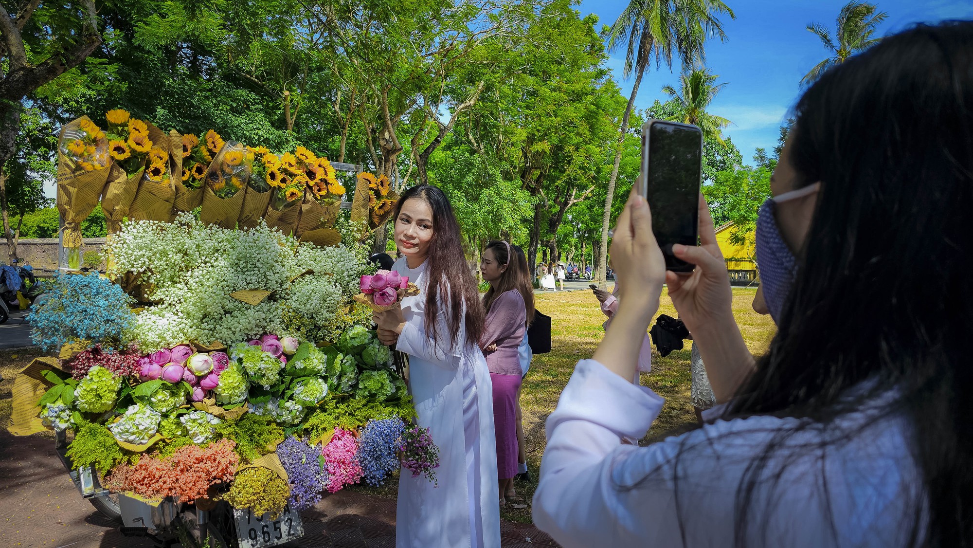 Giới trẻ tại Huế hào hứng với trào lưu checkin cùng xe hoa &quot;chở đầy&quot; mùa thu Hà Nội - Ảnh 7.