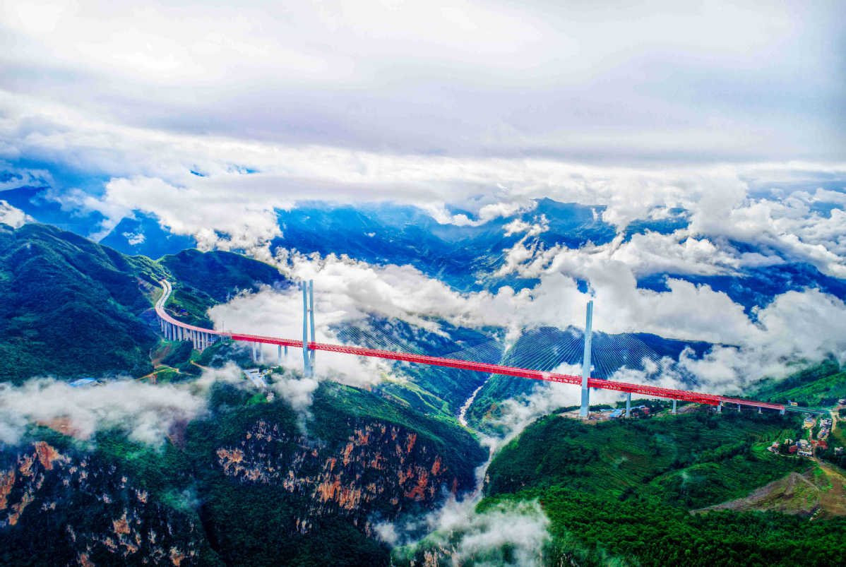 Xây cầu…cao ngang tòa nhà 200 tầng, chi phí khủng lên tới 3,4 nghìn tỷ, Trung Quốc khiến thế giới ngỡ ngàng với công trình ‘đi xuyên mây’ độc đáo - Ảnh 1.