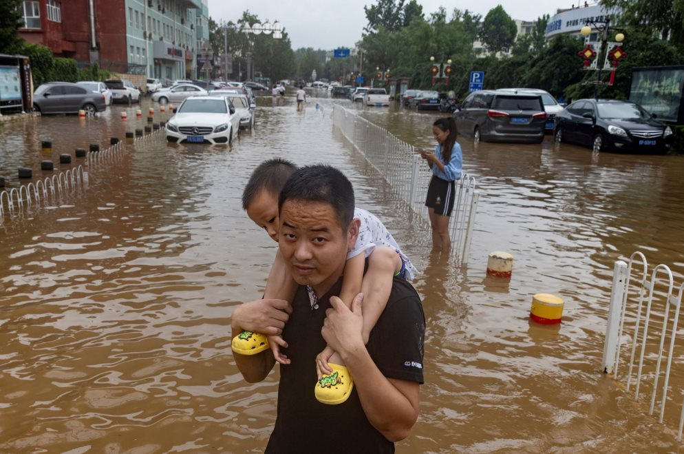 Cận cảnh người dân Trung Quốc vật lộn với mưa lũ kỷ lục 140 năm: Khó tưởng tượng - Ảnh 5.