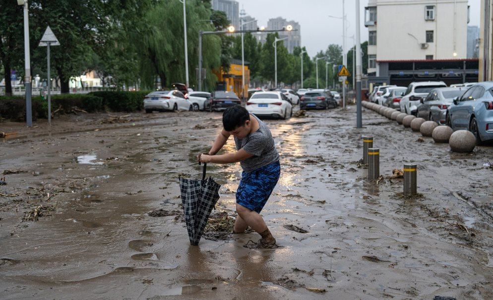 Cận cảnh người dân Trung Quốc vật lộn với mưa lũ kỷ lục 140 năm: Khó tưởng tượng - Ảnh 7.
