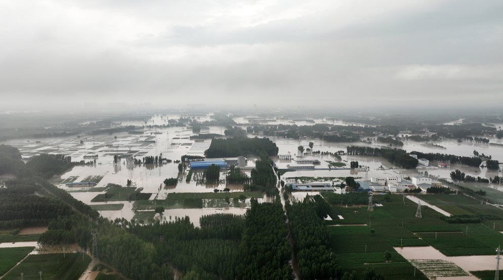 Cận cảnh người dân Trung Quốc vật lộn với mưa lũ kỷ lục 140 năm: Khó tưởng tượng - Ảnh 8.