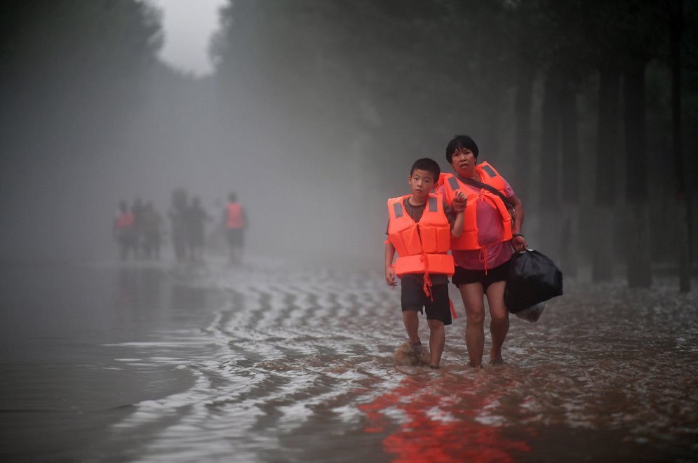Cận cảnh người dân Trung Quốc vật lộn với mưa lũ kỷ lục 140 năm: Khó tưởng tượng - Ảnh 13.