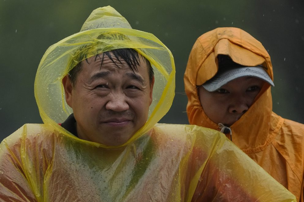 Cận cảnh người dân Trung Quốc vật lộn với mưa lũ kỷ lục 140 năm: Khó tưởng tượng - Ảnh 2.