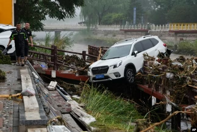 Hàng loạt ô tô chìm trong biển nước, đường biến thành sông, cầu gãy làm đôi... sau trận mưa lũ lớn nhất trong 140 năm qua ở Trung Quốc - Ảnh 2.