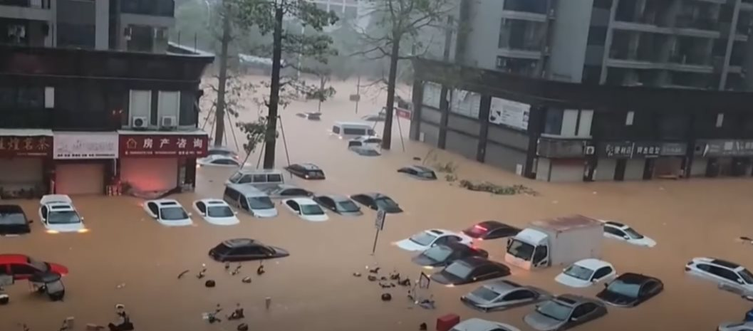 Hàng loạt ô tô chìm trong biển nước, đường biến thành sông, cầu gãy làm đôi... sau trận mưa lũ lớn nhất trong 140 năm qua ở Trung Quốc - Ảnh 1.