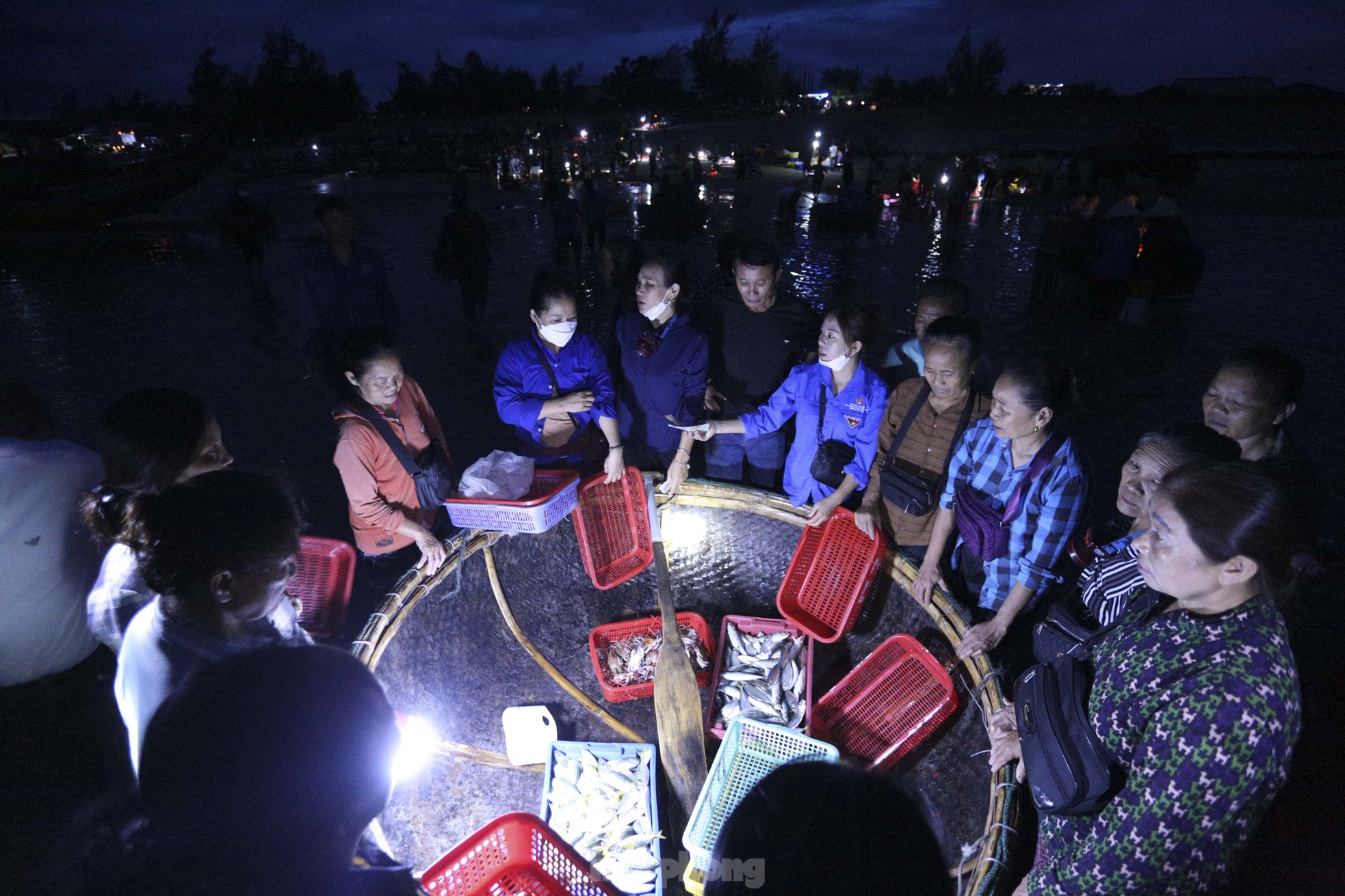 Soi đèn đi chợ hải sản đặc biệt ở Hà Tĩnh lúc tờ mờ sáng - Ảnh 14.