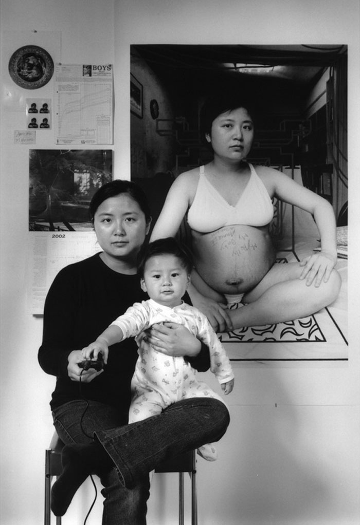 Bà mẹ dành 20 năm chụp &quot;ảnh trong ảnh&quot; kể hành trình trưởng thành của con trai, bức cuối cùng gây xúc động mãnh liệt - Ảnh 2.