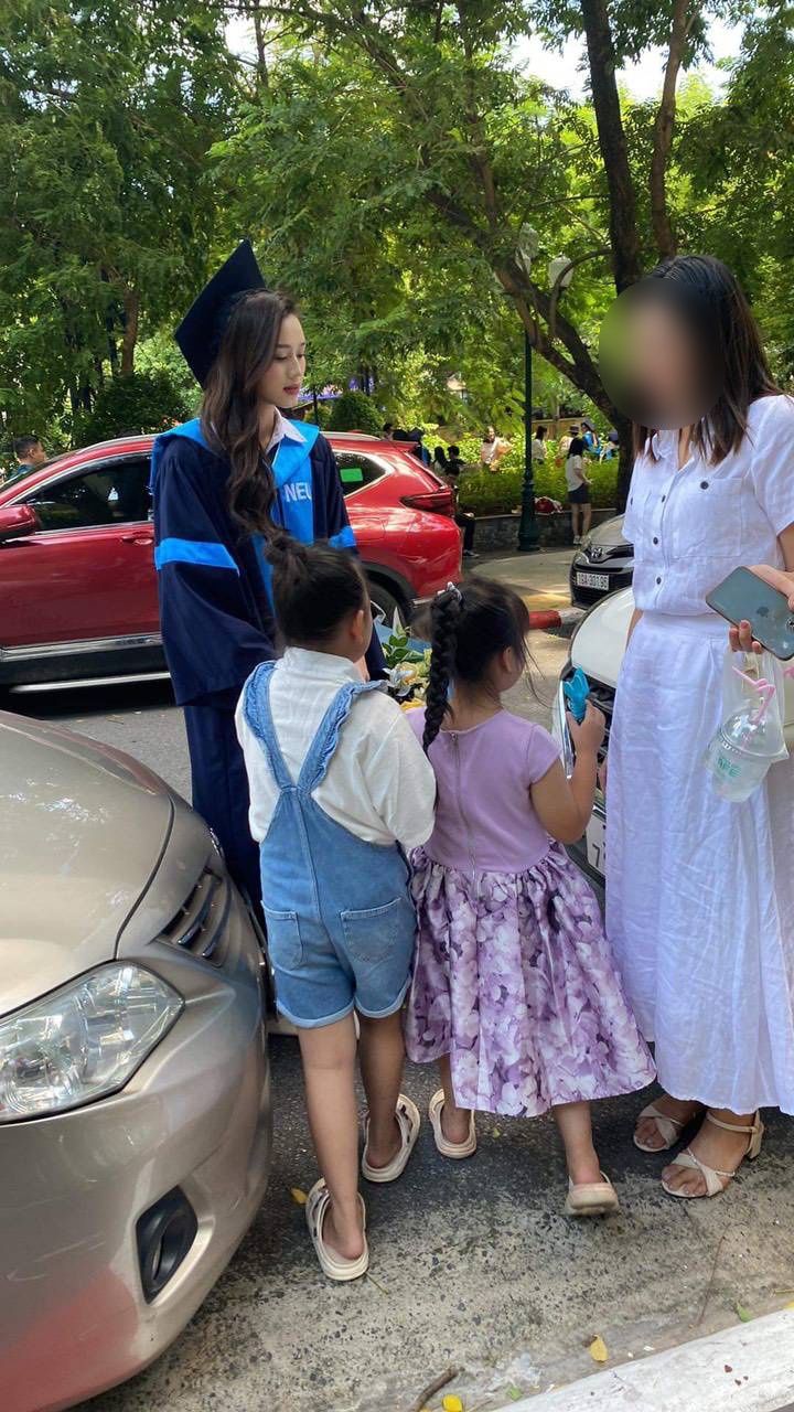 Hoa hậu Đỗ Hà khoe ảnh rạng rỡ ngày tốt nghiệp,  - Ảnh 2.