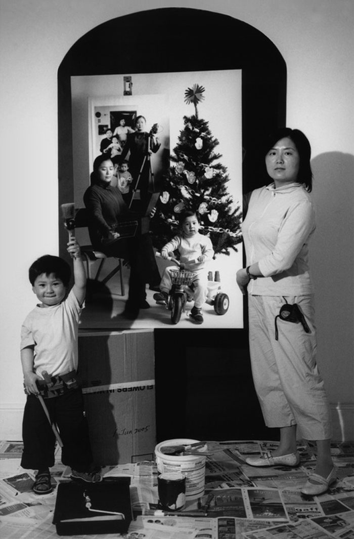 Bà mẹ dành 20 năm chụp &quot;ảnh trong ảnh&quot; kể hành trình trưởng thành của con trai, bức cuối cùng gây xúc động mãnh liệt - Ảnh 5.