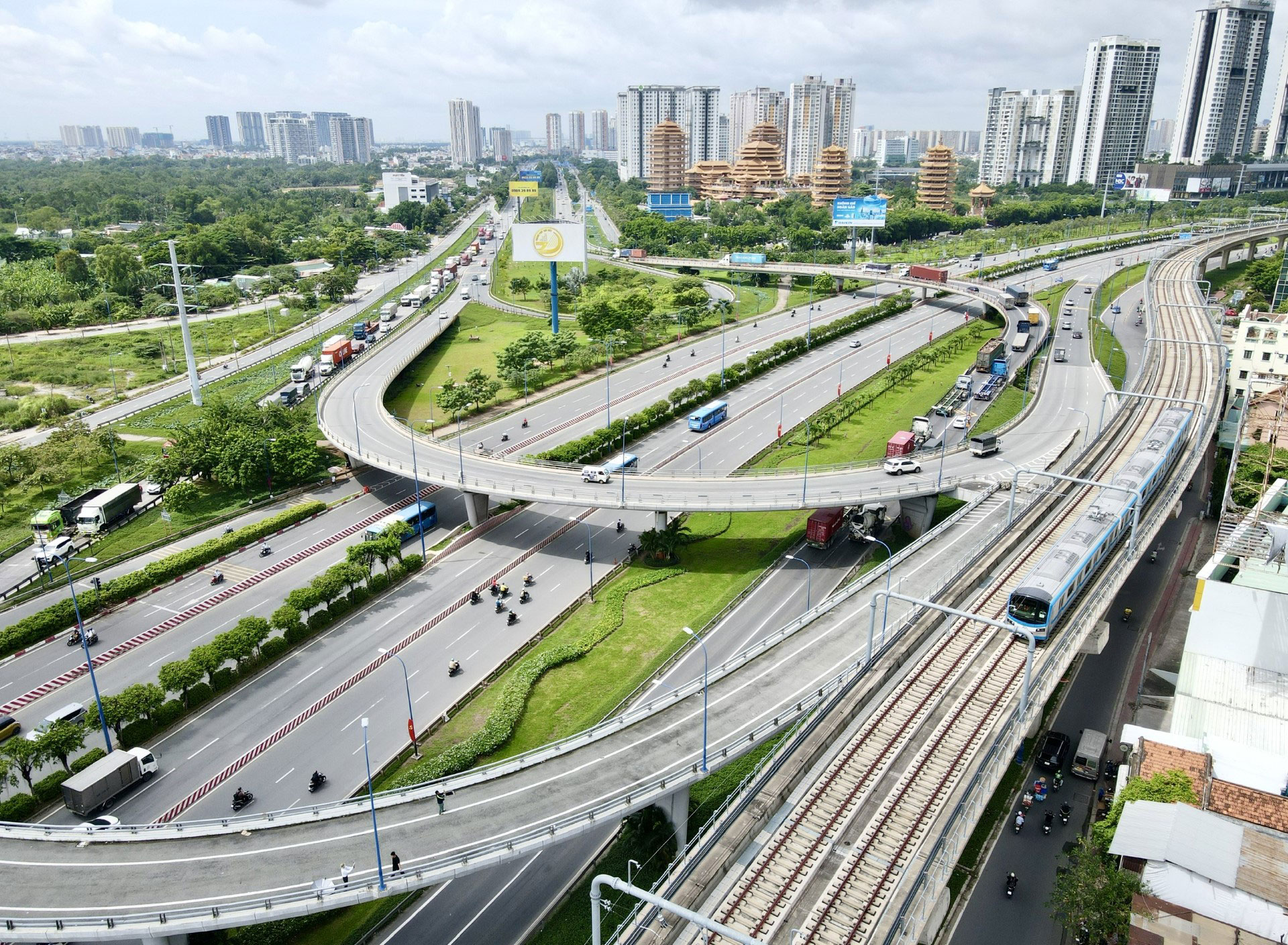 5-Box2-Tàu-metro-di-chuyển-qua-khu-vực-TP-Thủ-Đức