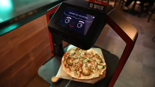 &quot;Binh đoàn&quot; robot đến từ quốc gia tỷ dân khuynh đảo khắp các nhà hàng: Hàn Quốc thừa nhận chống trả bất lực - Ảnh 1.