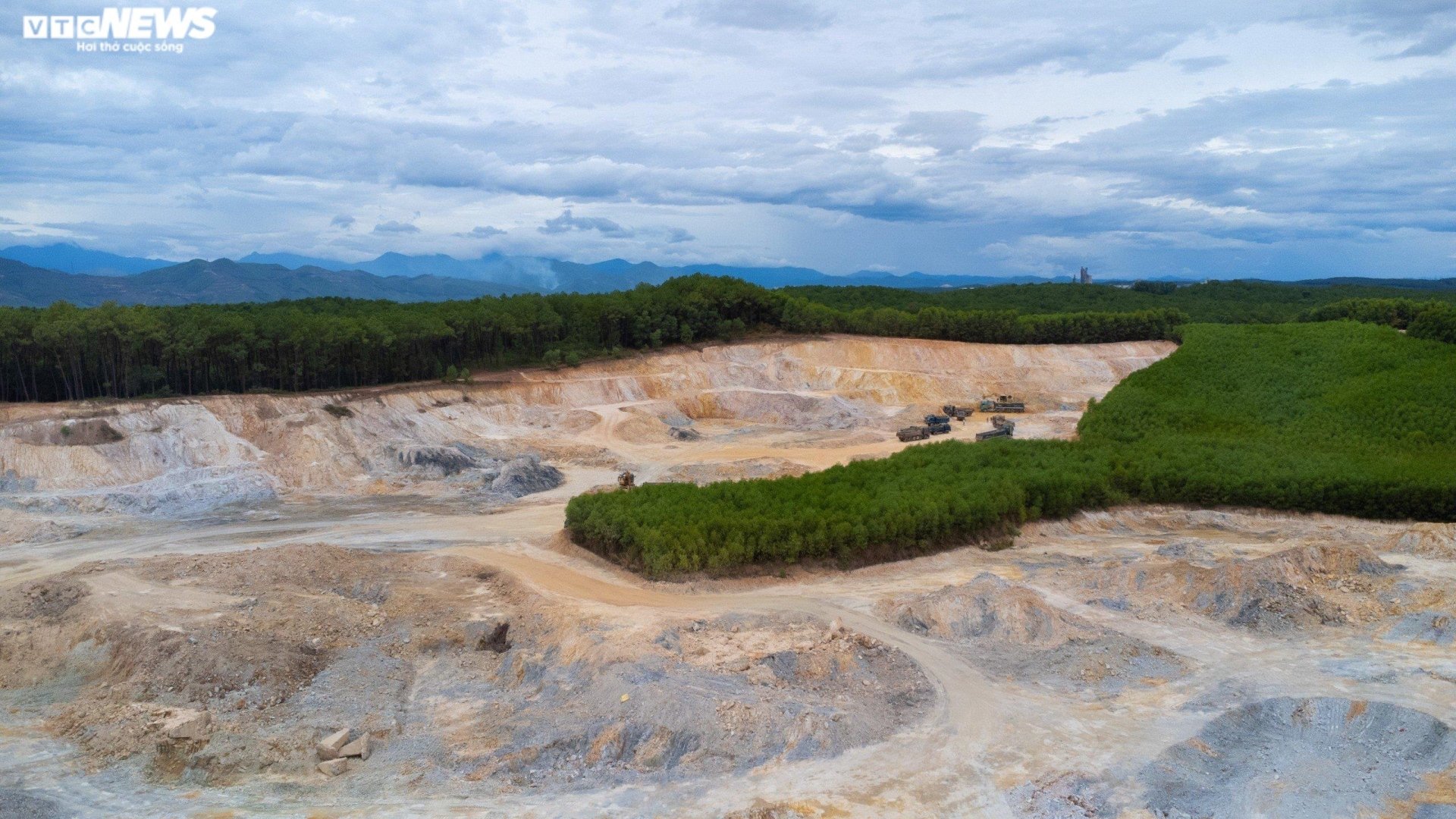 Thâm nhập đại công trường khai thác khoáng sản sai phép ở Thừa Thiên - Huế - Ảnh 11.