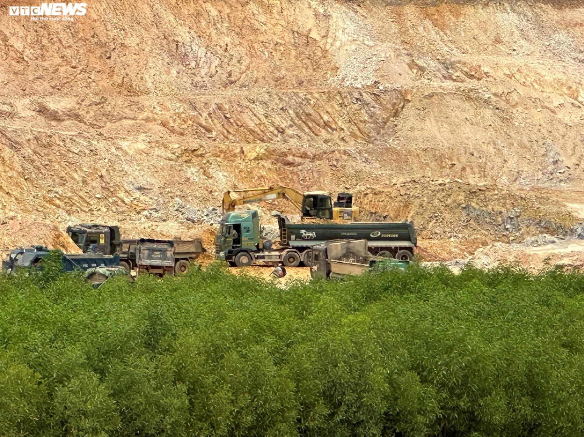 Thâm nhập đại công trường khai thác khoáng sản sai phép ở Thừa Thiên - Huế - Ảnh 7.