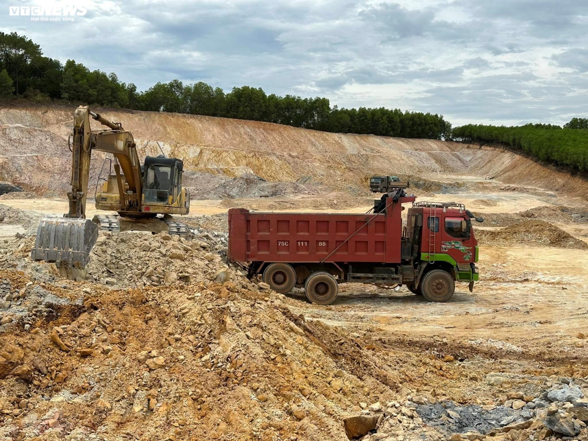 Thâm nhập đại công trường khai thác khoáng sản sai phép ở Thừa Thiên - Huế - Ảnh 9.